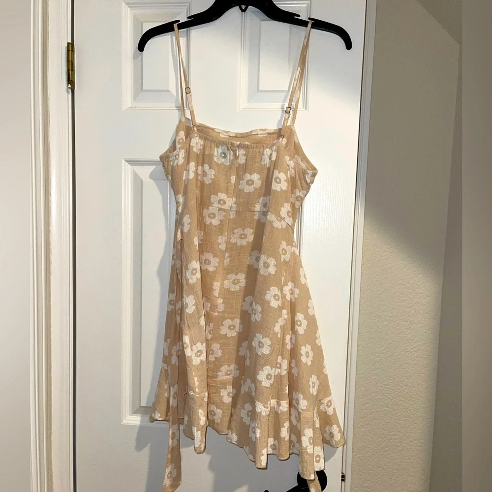 Tan light cotton flower wrap dress with zipper Size 6 by Polly - Picture 2 of 7